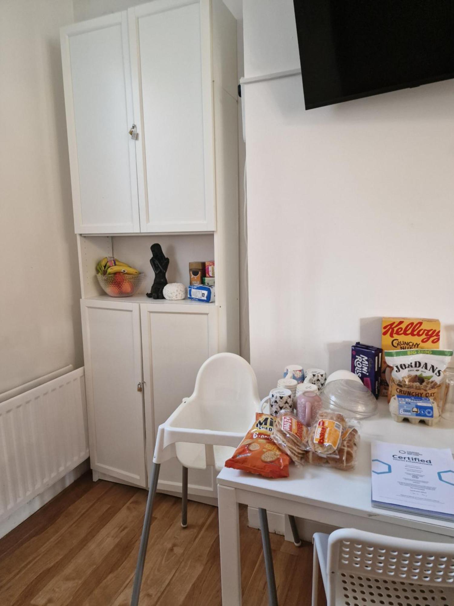 Hostel Aunty Katie'S House, Ni Tourist Board Certified & Located On The Main Oldpark Road To Belfast, With Free Continental Breakfast & Free Ultra Fast Sky Internet, Free Sky Sports & Free Sky Cinema, Self-Check In After 10Pm Gmt Zewnętrze zdjęcie