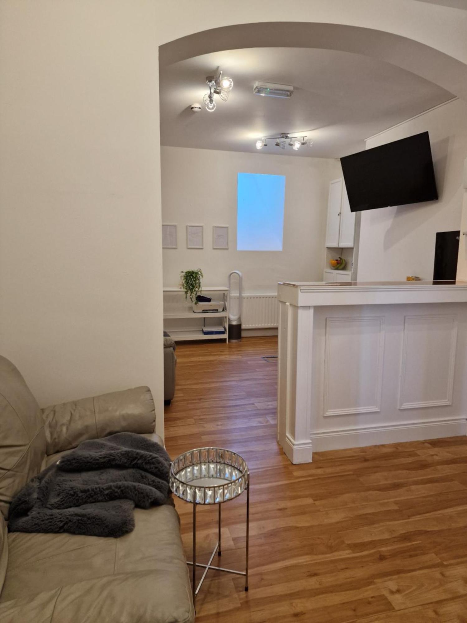 Hostel Aunty Katie'S House, Ni Tourist Board Certified & Located On The Main Oldpark Road To Belfast, With Free Continental Breakfast & Free Ultra Fast Sky Internet, Free Sky Sports & Free Sky Cinema, Self-Check In After 10Pm Gmt Zewnętrze zdjęcie