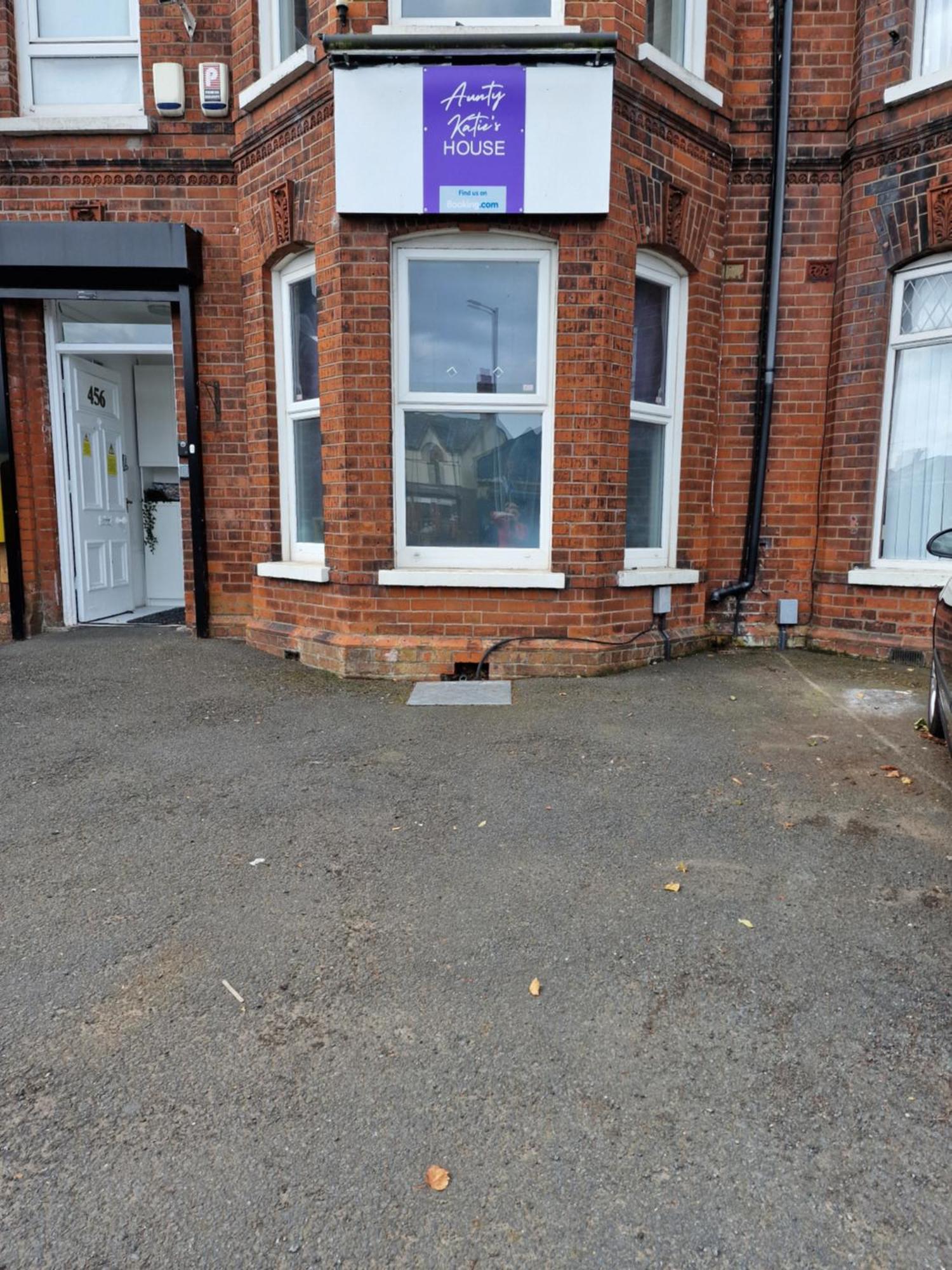 Hostel Aunty Katie'S House, Ni Tourist Board Certified & Located On The Main Oldpark Road To Belfast, With Free Continental Breakfast & Free Ultra Fast Sky Internet, Free Sky Sports & Free Sky Cinema, Self-Check In After 10Pm Gmt Zewnętrze zdjęcie