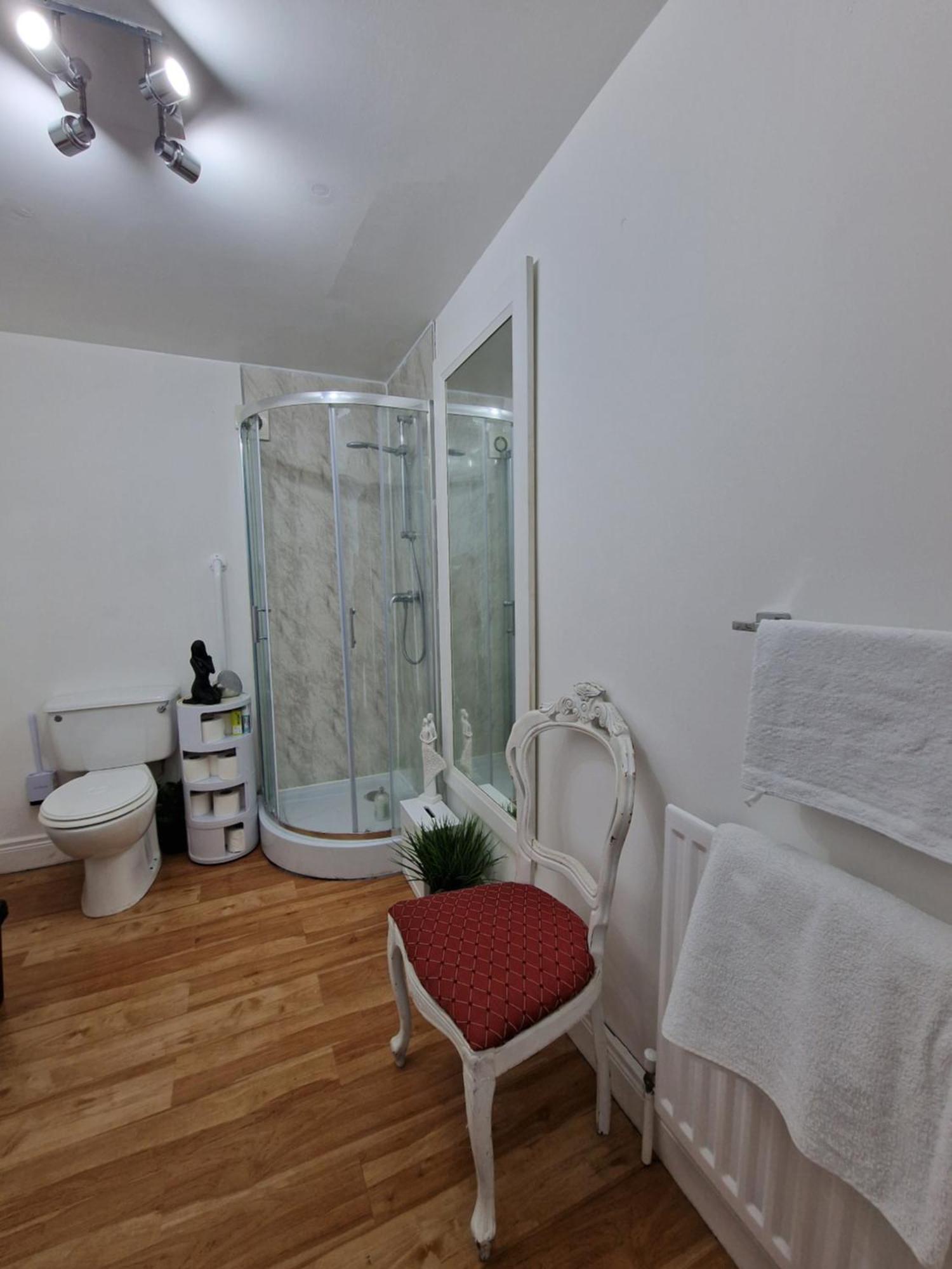 Hostel Aunty Katie'S House, Ni Tourist Board Certified & Located On The Main Oldpark Road To Belfast, With Free Continental Breakfast & Free Ultra Fast Sky Internet, Free Sky Sports & Free Sky Cinema, Self-Check In After 10Pm Gmt Zewnętrze zdjęcie