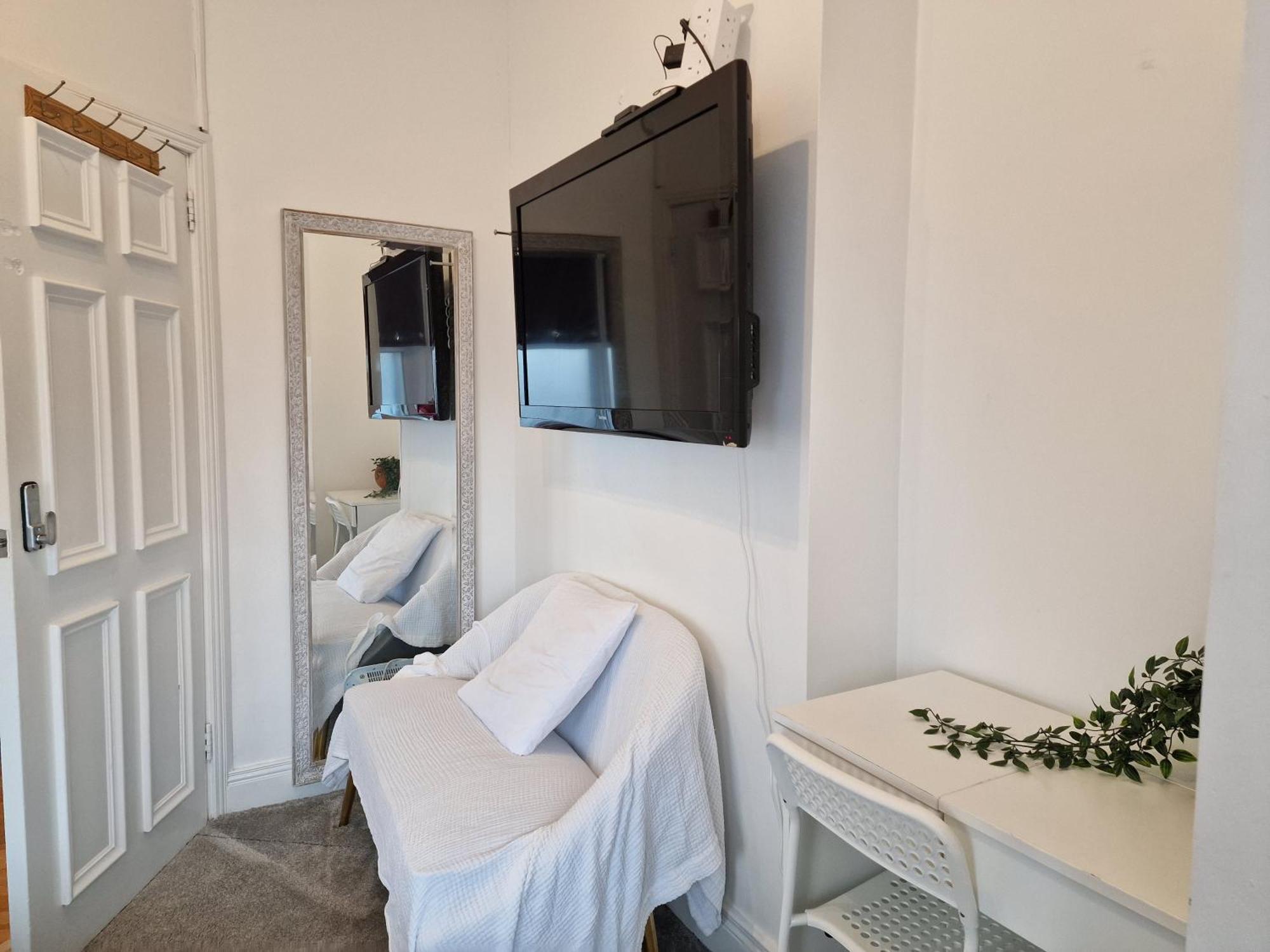 Hostel Aunty Katie'S House, Ni Tourist Board Certified & Located On The Main Oldpark Road To Belfast, With Free Continental Breakfast & Free Ultra Fast Sky Internet, Free Sky Sports & Free Sky Cinema, Self-Check In After 10Pm Gmt Zewnętrze zdjęcie