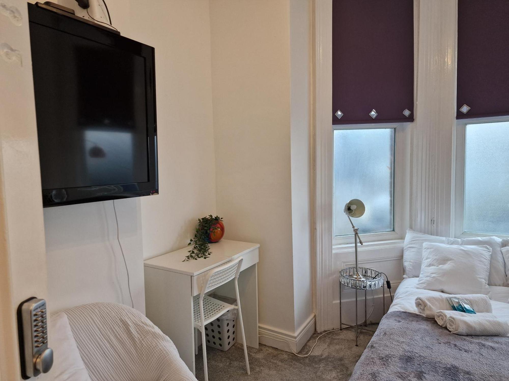 Hostel Aunty Katie'S House, Ni Tourist Board Certified & Located On The Main Oldpark Road To Belfast, With Free Continental Breakfast & Free Ultra Fast Sky Internet, Free Sky Sports & Free Sky Cinema, Self-Check In After 10Pm Gmt Zewnętrze zdjęcie