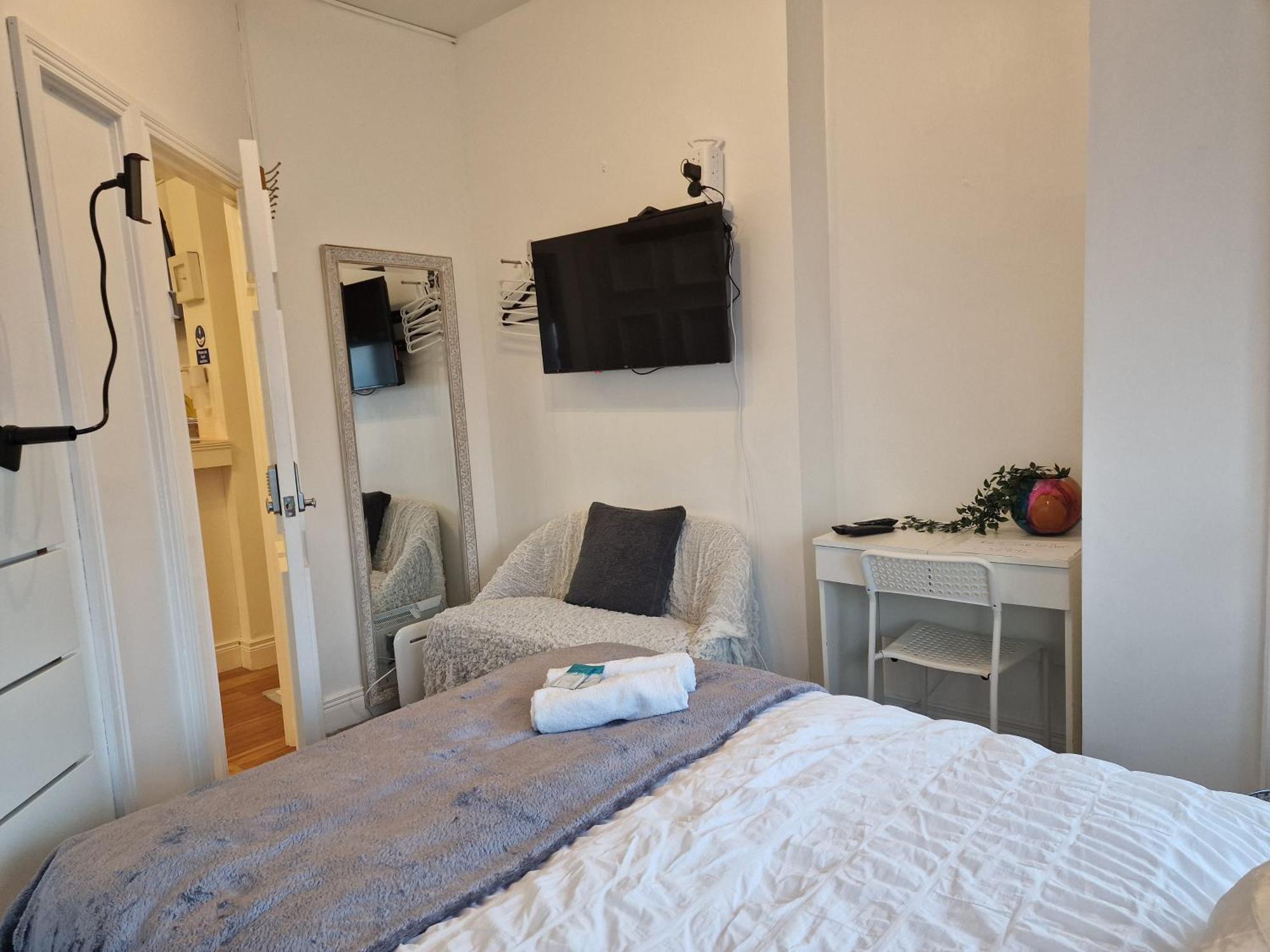 Hostel Aunty Katie'S House, Ni Tourist Board Certified & Located On The Main Oldpark Road To Belfast, With Free Continental Breakfast & Free Ultra Fast Sky Internet, Free Sky Sports & Free Sky Cinema, Self-Check In After 10Pm Gmt Zewnętrze zdjęcie