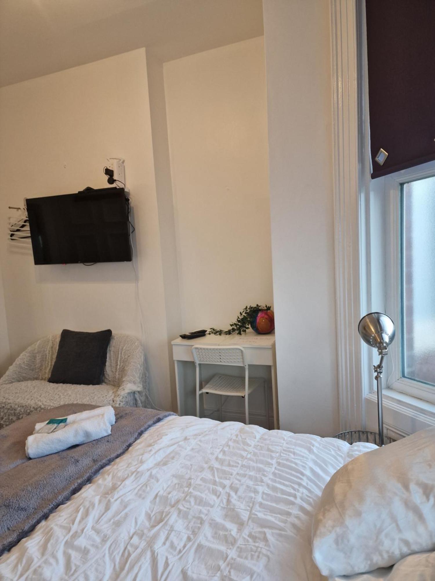 Hostel Aunty Katie'S House, Ni Tourist Board Certified & Located On The Main Oldpark Road To Belfast, With Free Continental Breakfast & Free Ultra Fast Sky Internet, Free Sky Sports & Free Sky Cinema, Self-Check In After 10Pm Gmt Zewnętrze zdjęcie